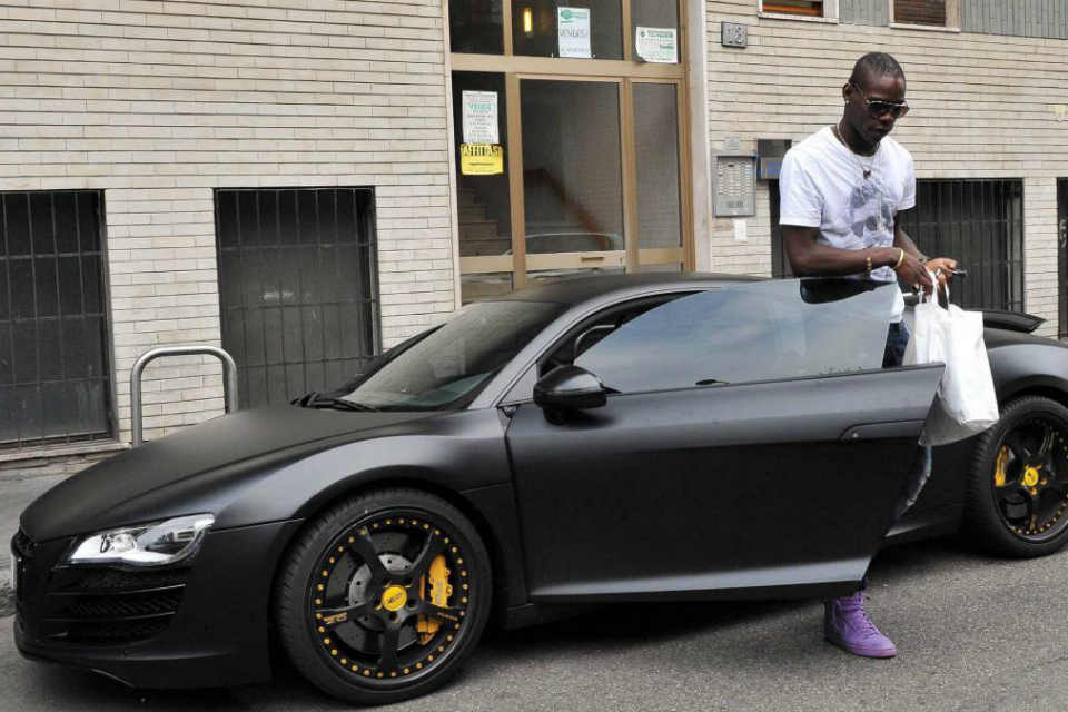 Balotelli yang baru keluar dari Maserati hitam miliknya